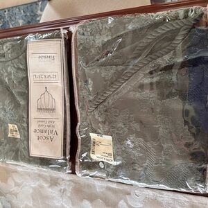 Beautiful green valance NWT set of 2